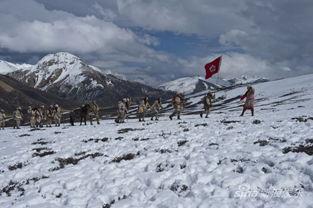 走过雪山草地背景,探寻红色足迹的壮丽征程